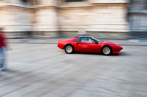 800px-ferrari_speeding__piazza_duomo