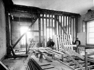 799px-bedroom_and_sitting_room_of_the_white_house_during_the_renovation-02-27-1950