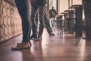restaurant-people-feet-legs